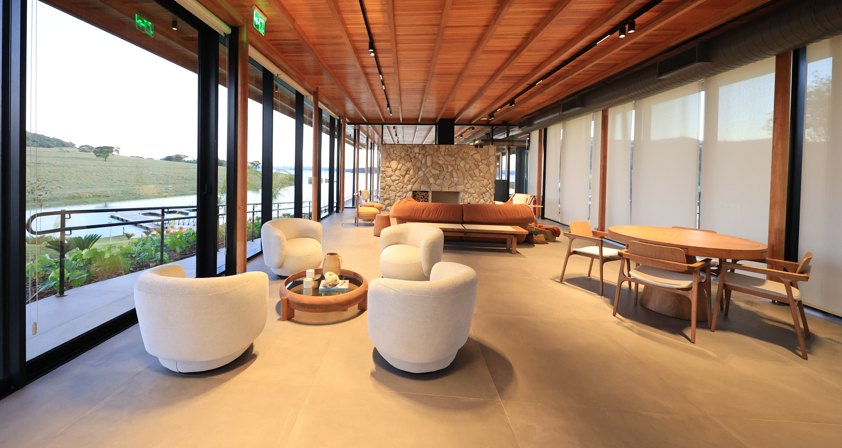 Sala de estar com vista para a represa - Brisas Avaré